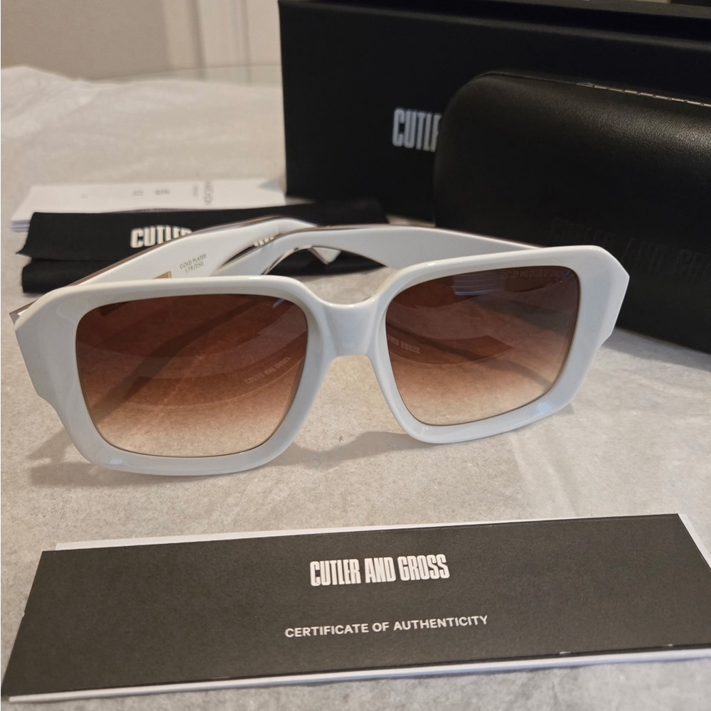 CUTLER AND GROSS UNISEX GRACE WHITE SUNGLASSES. SIZE: 57×18×145 MODEL: CGLE1388